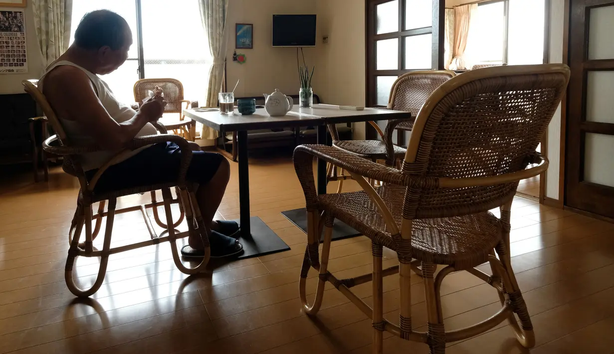 Mantan petinju profesional Jepang, Iwao Hakamada (82) yang dijatuhi hukuman mati, di rumahnya, Hamamatsu, Prefektur Shizuoka, 28 Agustus 2018. Hakamada dijatuhi hukuman gantung pada 1968 atas pembunuhan yang terjadi 2 tahun sebelumnya. (KAZUHIRO NOGI/AFP)