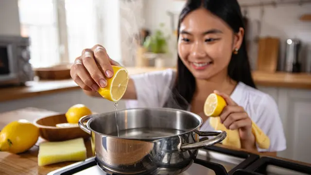Cara Mengatasi Panci Kukus Cepat Hitam (Foto: Gemini AI)