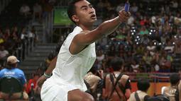 Tommy Sugiarto menyerah dengan angka 13-21, 21-14, dan 16-21 dari Rajiv Ouseph. (Reuters/Jeremy Lee)