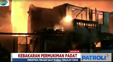 Kobaran api kian membesar lantaran bangunan semi permanen milik warga terbuat dari bahan yang mudah terbakar.