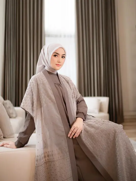 <p>Tampilan berikut dari Citra Kirana juga bisa jadi inspirasi bergaya bak princess berhijab. Ia tampak mengenakan dress lengan panjang bernuansa netral polos, ditumpuknya dengan outerwear dari bahan organza berlengan pendek yang senada, dan jilbab abu-abu muda. Foto: Instagram.</p>