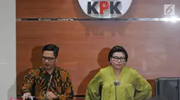 Wakil Ketua KPK Basaria Panjaitan (kanan) siap memberi keterangan terkait OTT Kendari saat jumpa pers di Gedung KPK, Jakarta, Kamis (1/3). Wali Kota Kendari Adriatma Dwi Putra dan cagub Sultra Asrun merupakan anak dan bapak. (Liputan6.com/Herman Zakharia)