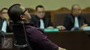 Terdakwa Muhammad Yagari Bhastara alias Gary saat mendengarkan Majelis Hakim di Pengadilan Tipikor, Jakarta, (17/2). Gary terbukti menjadi perantara suap kepada Majelis Hakim Pengadilan Tata Usaha Negara di Medan. (Liputan6.com/Faisal R Syam)