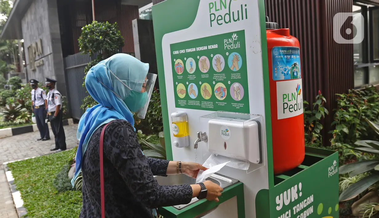 Karyawan mengambil tisu di Kantor PLN Pusat, Jakarta, Selasa (21/7/2020). PT PLN (Persero) memutuskan untuk menutup sementara kantor pusat  setelah enam orang karyawan PLN dinyatakan positif COVID-19, dimulai hari Senin (20/7) hingga Jumat (24/7). (Liputan6.com/Herman Zakharia)