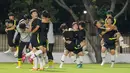 Para pemain Korea Selatan U-23 melakukan uji ketahanan saat sesi latihan di Lapangan ABC Senayan, Jakarta (20/6/2018). Indonesia akan melawan Korea pada laga uji coba 23 Juni 2018. (Bola.com/Nick Hanoatubun)