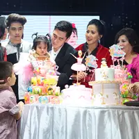 Vania Athabina, anak dari selebriti Venna Melinda baru saja genap berusia satu tahun. Pesta perayaan pun digelar Venna dan dihadiri kedua kakak Vania, Verrel Bramasta dan Athalla Naufal. (Nurwahyunan/Bintang.com)