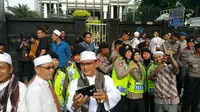 Polwan yang mengawal jalannya unjuk rasa 4 November menjadi sasaran selfie para pendemo (Liputan6.com/Nanda Perdana Putra) 