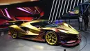 Orang-orang mengamati mobil Apollo Intensa Emozione (IE) di area ekshibisi otomotif Pameran Impor Internasional China (China International Import Expo/CIIE) ketiga di Shanghai, China timur (5/11/2020). (Xinhua/Zhao Dingzhe)