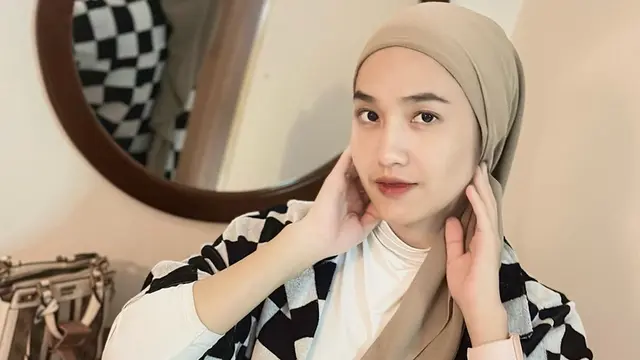 Potret Terbaru Hafna Alliya Istri Angga Putra 'Anak Langit', Gaya Hijabnya Disorot
