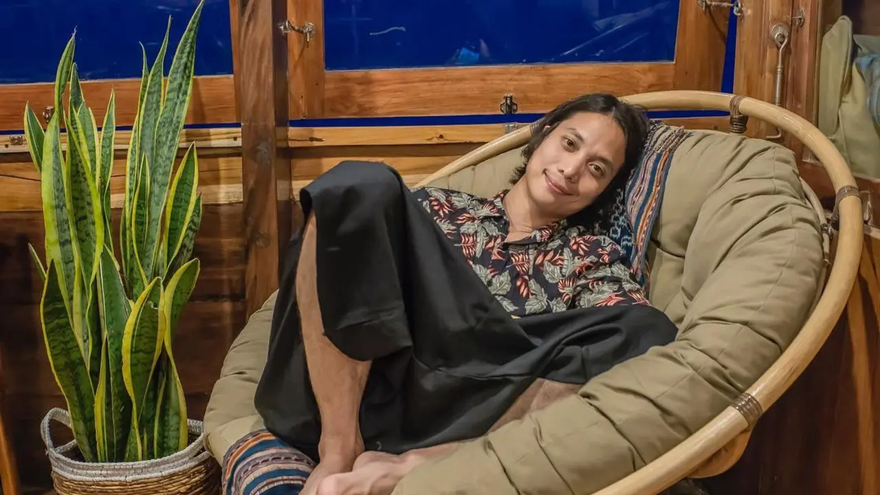 Jadi Ciri Khas, 7 Potret Dikta Tanpa Kacamata Ini Bikin Pangling Netizen