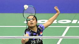 Tunggal putri Indonesia, Gregoria Mariska Tunjung, saat melawan wakil Spanyol, Carolina Marin, pada laga perempat final turnamen Hong Kong Terbuka 2023 di Coliseum, Hong Kong, Jumat (15/9/2023). Gregoria menang dua set langsung dengan skor 21-9 dan 21-18. (AFP/Peter Parks)