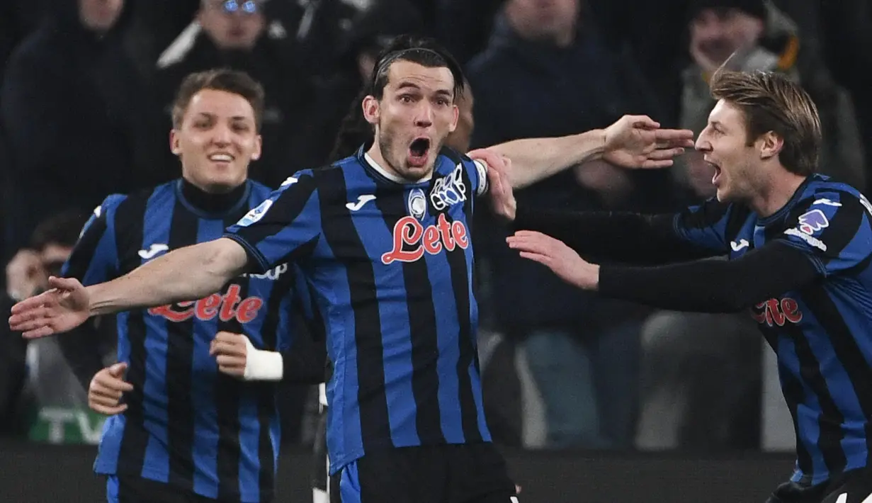 Satu menit babak kedua dimulai atau pada menit ke-46, tendangan kaki kiri Marten De Roon berhasil menjebol gawang Juventus. Skor berubah, Atalanta unggul 2-0. (Isabella BONOTTO/AFP)