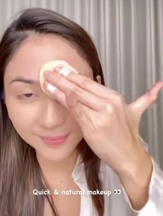 Dengan gerakan yang ditap-tap akan lebih meresap dan rapi. Jessica mengaplikasikan cushion di area T Zone Nya. [@jscmila]