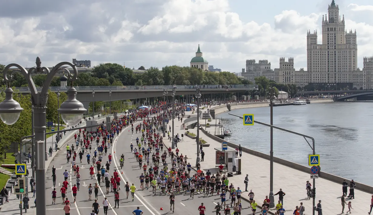 Para pelari berkompetisi dalam Moscow Half Marathon di Moskow, Rusia (2/8/2020). Peserta dalam lari terpisah sejauh 5 km (3,11 mil) juga diminta untuk mengikuti aturan jarak sosial, meskipun ini dapat menjadi tantangan saat balapan. (Xinhua/Alexander Zemlianichenko Jr)