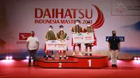 Pasangan ganda putra Jepang Takuro Hoki/Yugo Kobayashi (kanan) den pasangan ganda putra Indonesia Kevin Sanjaya Sukamuljo/Marcus Fernaldi Gideon berdiri di podium usai babak final Indonesia Masters 2021 di Nusa Dua, Bali, Minggu (21/11/2021). Kevin/Marcus kalah 11-21, 21-17, 19-21. (HUMAS PP PBSI)