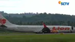Proses evakuasi badan pesawat Lion Air yang tergelincir di Bandara Jalaluddin Gorontalo, Senin 30 April 2018 malam mulai dilakukan.