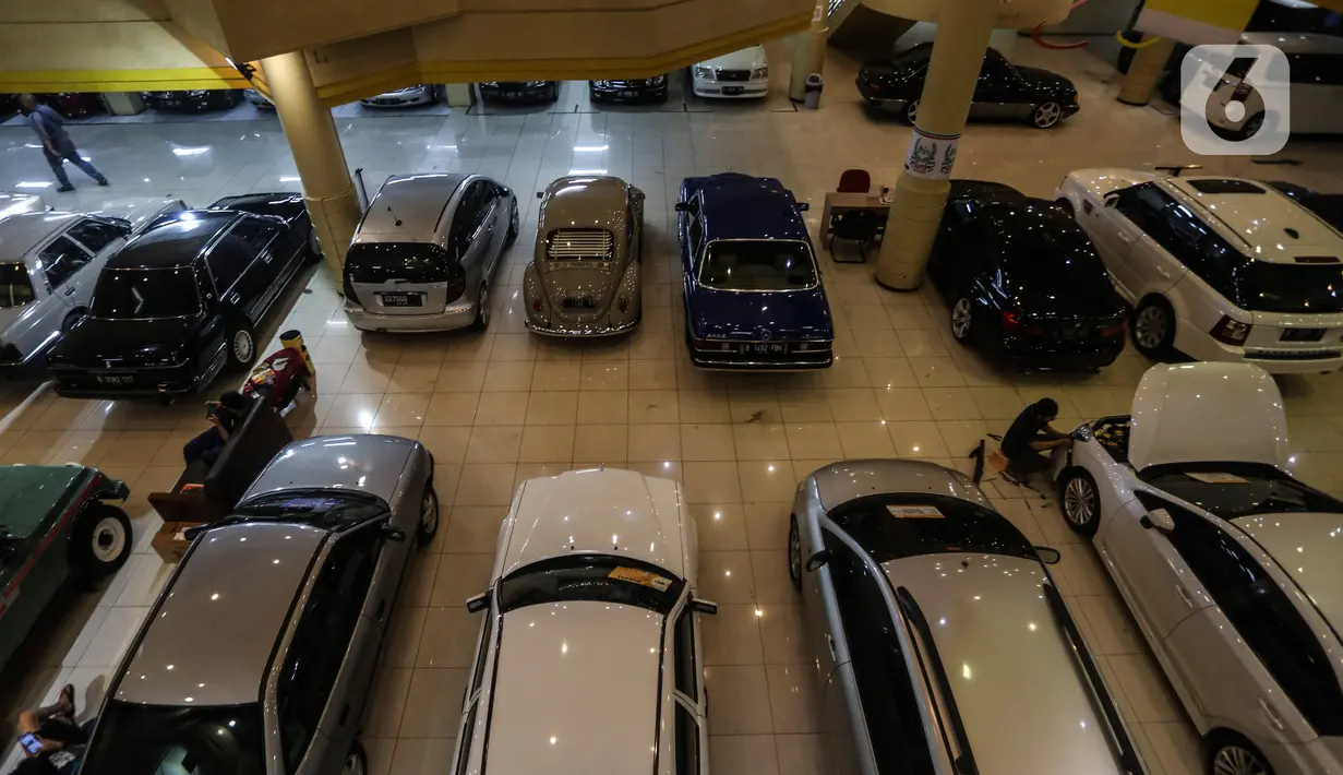 Suasana penjualan mobil bekas di sebuah pusat perbelanjaan di Jakarta, Jumat (26/3/2021). Perusahaan pembiayaan belum tentu memberikan kredit kepada mereka yang hendak memanfaatkan pajak nol persen untuk membeli mobil baru dengan mudah di tengah naiknya risiko kredit macet (Liputan6.com/Johan Tallo)