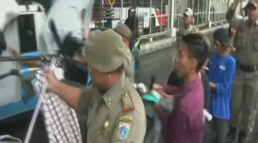 Kawasan Jalan Jatibaru seharusnya sudah steril alias bersih dari lapak PKL. Namun, beberapa hari terakhir kembali semrawut karena ulah PKL yang kembali menutupi trotoar dan sebagian badan jalan sehingga menyebabkan kemacetan.