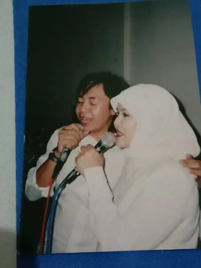 Setia Menemani, Ini 7 Potret Ari Lasso dan Kakak Sulungnya yang Seorang Muslim