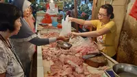 Penjual dan pembeli daging ayam di Pasar Tomang Barat. Dok: Tommy Kurnia/Liputan6.com