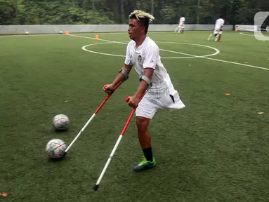 Pesepak bola Tim Garuda Indonesia Amputee Football (INAF) berlatih di Lapangan Bola Sport Club Serenia Mansion Jakarta, Selasa (12/7/2022). Timnas Garuda INAF kembali menggelar latihan dalam rangka persiapan mengikuti Piala Dunia 2022 di Turki pada Oktober mendatang. (Liputan6.com/Johan Tallo)