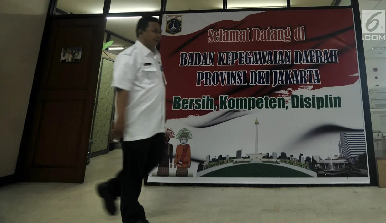 Pegawai Pemprov DKI Jakarta melakukan aktivitas kerja di Balai Kota, Jakarta, Rabu (2/1). Berdasarkan data absensi, dari total 65.332 pegawai PNS se-DKI, hanya 28.526 yang hadir pada hari pertama kerja di tahun 2019. (Merdeka.com/Iqbal S. Nugroho)