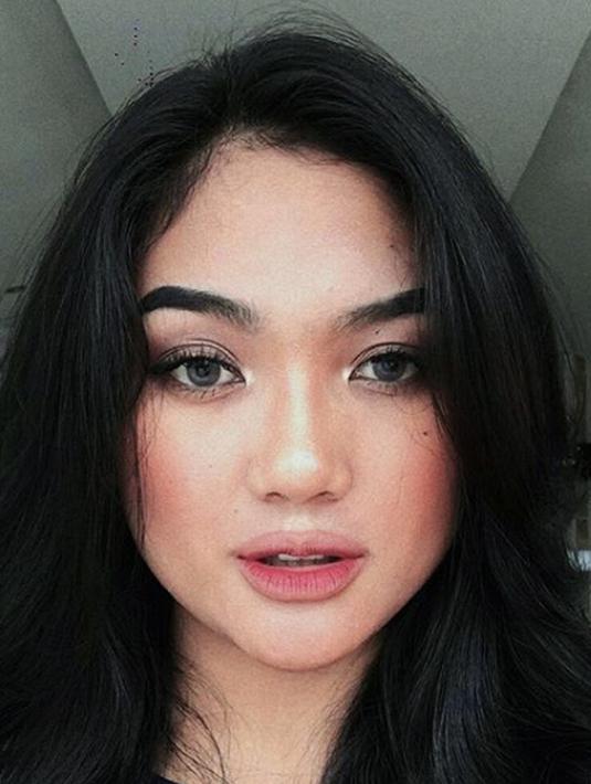 Kontestan sebuah ajang pencarian bakat di televisi, Marion Jola berpose dengan bibir yang merekah dan wajah ber-makeup. Salah satu video berisi dara asal Kupang itu bahkan sudah ditonton belasan juta orang. (Instagram/lalamarionmj)