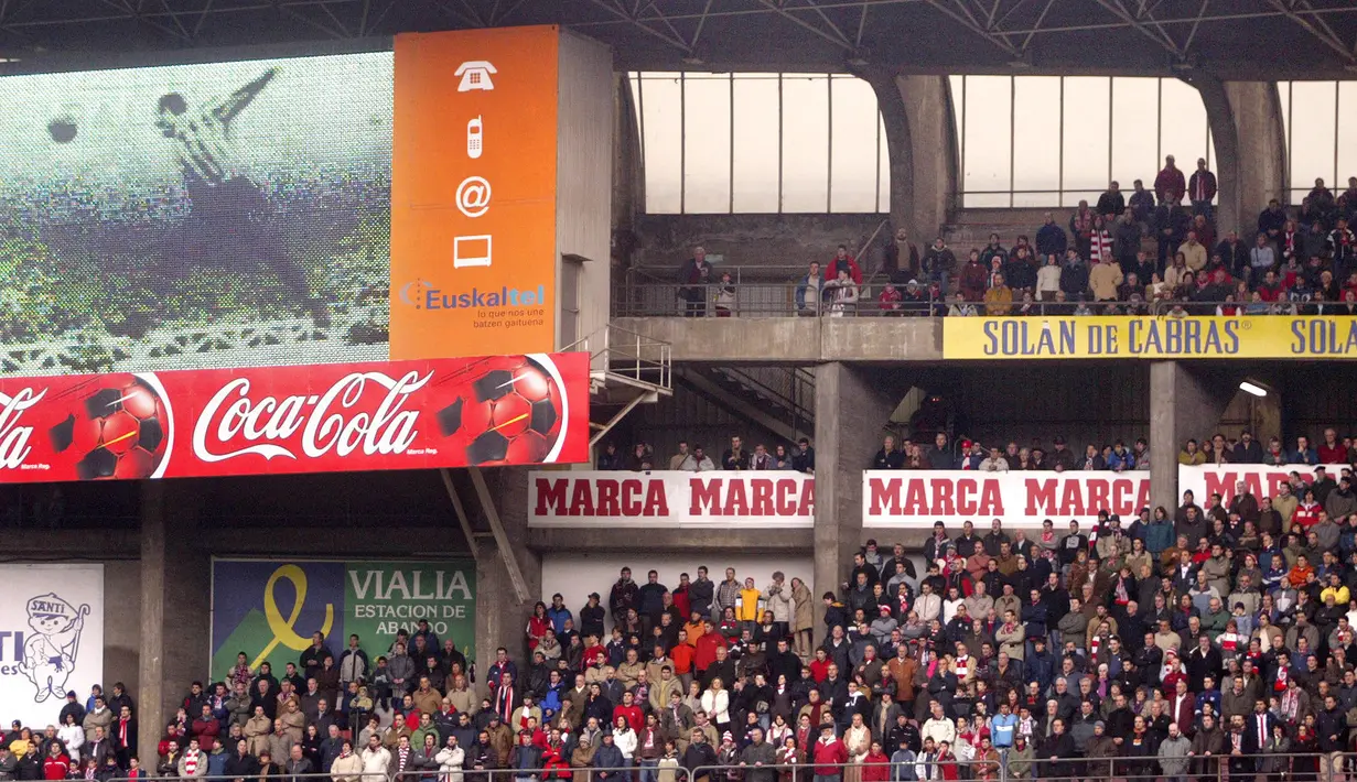 Suporter Athletic Bilbao supporters mengheningkan cipta untuk mengenang pamain legenda mereka Telmo Zarraonaindia "Zarra", dalam pertandingan La Liga melawan Villarreal, 26 Februari 2006. Telmo Zarra yang menghabiskan sebagian besar karirnya di Athletic Bilbao, dari tahun 1940 hingga 1955 menjadi pemain ketiga dalam daftar lima besar pencetak gol terbanyak Liga Spanyol sepanjang masa. Dalam 15 tahun membela Bilbao, Zarra telah mencetak 252 gol disemua pertandingan Liga Spanyol yang dijalaninya. (AFP/Rafa Rivas)