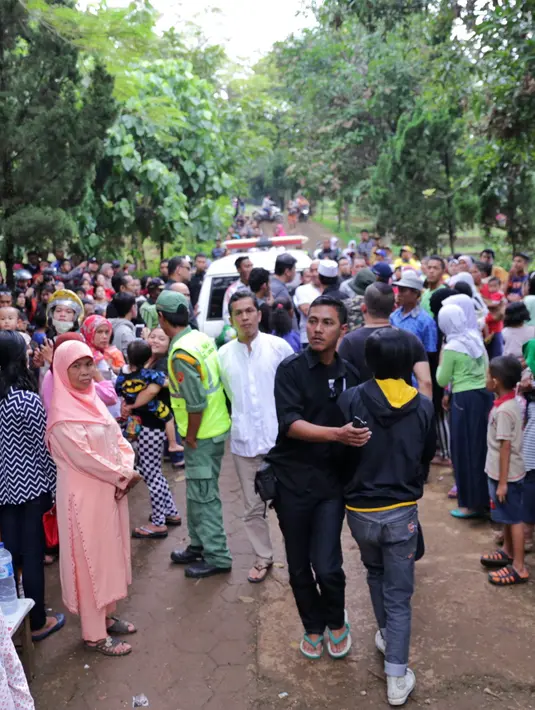 "Sengaja datang mau lihat Kang Ariel langsung," ungkap Titin, seorang warga sekitar TPU Nagrog saat berbincang dengan Bintang.com di lokasi pemakaman, Rabu (30/3/2016). (Adrian Putra/Bintang.com)