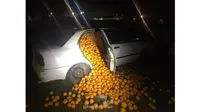 Polisi tangkap pencuri yang memasukkan 4 ton jeruk ke sedan (Carscoops)
