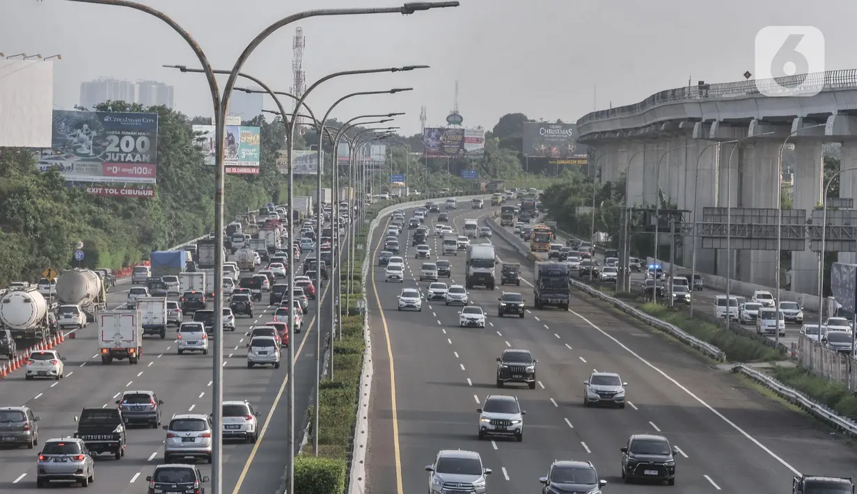 Lalu lintas kendaraan saat melintas di ruas Tol Jagorawi, Kampung Rambutan, Jakarta Timur, Selasa (20/12/2022). PT Jasa Marga (Persero) Tbk mencatat sebanyak 291.451 kendaraan meninggalkan wilayah Jakarta, Bogor, Tangerang, Bekasi (Jabotabek) pada H-7 sampai H-6 Hari Raya Natal 2022. (merdeka.com/Iqbal S. Nugroho)