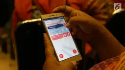 Warga mengisi form pada Pendataan Keluarga Online saat peluncurannya di Gedung Manggala Wanabakti, Jakarta, Rabu (26/9). Aplikasi pendataan online tersebut diluncurkan langsung oleh Gubernur DKI Jakarta, Anies Baswedan. (Merdeka.com/Imam Buhori)