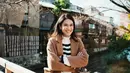 Dian Sastro menghabiskan momen liburan akhir tahunnya di Jepang. Terlihat ia mengenakan turtleneck sweater bermotif garis hitam-putih, ditumpuknya dengan long coat cokelat, dipadu dengan celana jeans, dan sneakers putih. Foto: Instagram.