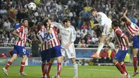 Final musim 2013/2014. Musim berikutnya, dua tim dari satu negara kembali bertemu di laga final Liga Champions. Kali ini wakil dari Liga Spanyol kembali bertemu, Real Madrid dan Atletico Madrid bertemu di laga final Liga Champions musim 2013/2014. Laga yang digelar di Estadio da Luz, Lisbon, Portugal (24/5/2014) itu akhirnya dimenangkan Real Madrid 4-1 melalui babak perpanjangan waktu. Atletico Madrid yang sudah unggul 1-0 sejak menit ke-36 melalui Diego Godin harus gigit jari usai Real Madrid menyamakan skor 1-1 lewat Sergio Ramos di masa injury time babak kedua. Los Blancos kembali mencetak tiga gol di babak perpanjangan waktu melalui Gareth Bale, Marcelo dan eksekusi penalti Cristiano Ronaldo. (AFP/Miguel Riopa)