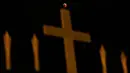 Fenomena gerhana bulan total "Micro Blood Moon" terlihat di atas salib gereja Ortodoks Kristen di Nicosia, Siprus, Jumat (27/7). Gerhana bulan yang terlama pada abad ini dapat disaksikan di seluruh dunia dengan mata telanjang. (AP/Petros Karadjias)