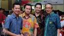 Peraih emas bulutangkis Olimpiade 2004, Taufik Hidayat (kiri) saat menghadiri HUT Persatuan Bulutangkis Seluruh Indonesia ke-65 di Jakarta, Senin (9/5/2016). HUT PBSI diikuti dengan pelepasan tim Thomas-Uber Indonesia. (Liputan6.com/Helmi Fithriansyah)