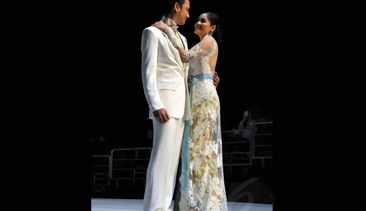 Pasangan Christian Sugiono dan Titi Kamal membawakan karya Anne Avantie yang betema putih, Jakarta, (3/9/14). (Liputan6.com/Panji Diksana)