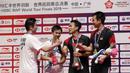 Ganda putra Indonesia, Mohammad Ahsan / Hendra Setiawan, berhasil mengalahkan ganda Jepang, Hiroyuki Endo / Yuta Watanabe, pada BWF World Tour di Tianhe Sports Center, Guangzhou, Minggu (15/12/2019). Ahsan / Hendra menang 24-22 dan 21-19. (AP/Andy Wong)