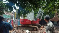 Petugas membersihkan lumpur banjir bandang di Cijambe Kota Bandung, Selasa (2/4/2019)