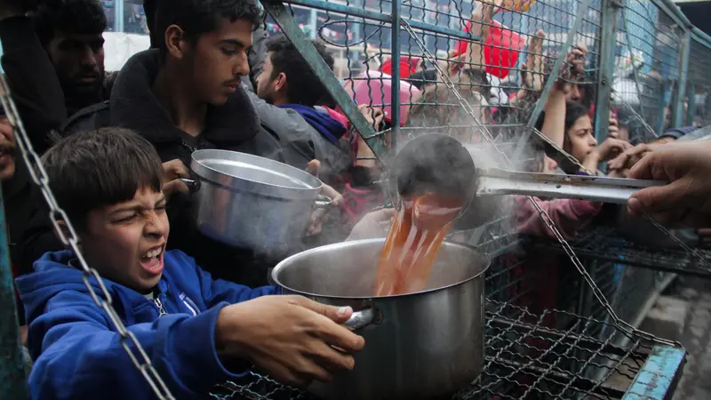 Potret Anak-anak Pengungsi Palestina Antre Pembagian Makanan di Kamp Jabaliya Jalur Gaza