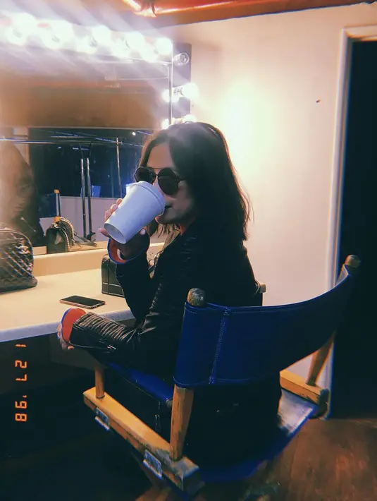 Bukan tanpa tentangan perempuan yang sejak lama memiliki rambut panjang tersebut. Bahkan, penampilan barunya itu sempat ditentang oleh mamanya. (Instagram/prillylatuconsina96)