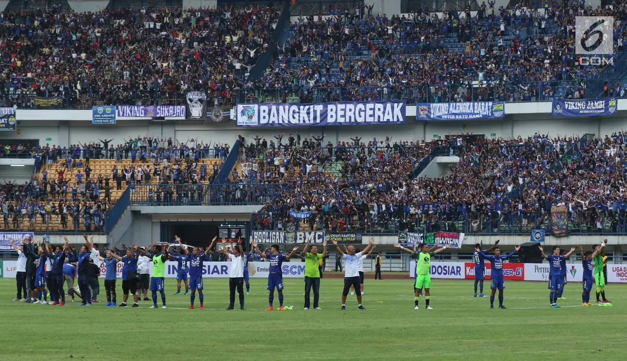 Pemain Persib memberi penghormatan pada suporter usai menumbangkan Sriwijaya FC pada laga pembuka Piala Presiden 2018 di Stadion GBLA, Bandung, Selasa (16/1). Persib unggul 1-0. (Liputan6.com/Helmi Fithriansyah)