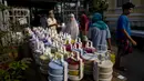 Umat muslim berkumpul mengambil kotak berisi makanan di Masjid Bang Aw, Bangkok, Thailand, Kamis (30/4/2020). Setiap hari selama Ramadan, sukarelawan membagikan makanan kepada 150 keluarga sekitar Masjid Bang Aw yang tidak bisa beribadah bersama karena pandemi COVID-19. (AP Photo/Gemunu Amarasinghe)