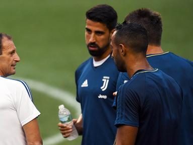 Pelatih Juventus, Massimiliano Allegri, berdiskusi dengan anak asuhnya saat latihan di Red Bull Arena, New Jersey, Jumat (21/7/2017). Latihan ini dilakukan jelang laga ICC 2017 melawan Barcelona. (AFP/Jewel Samad) 