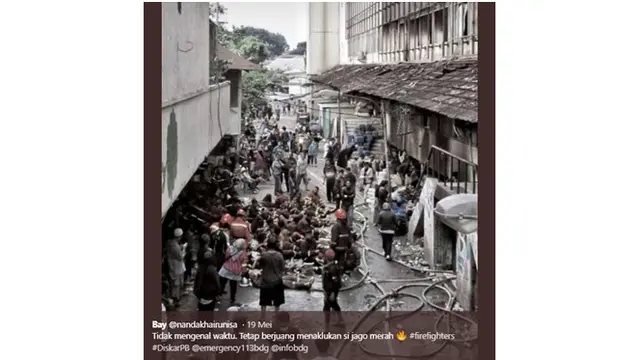 7 Potret Haru Pemadam Kebakaran di Pasar Kosambi Bandung
