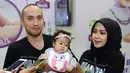 Penampilan Richa Novisha berbeda saat ditemui di Kawasan Kuningan, Jakarta Selatan. Ia tampil lebih islami dengan berhijab. Istri dari Gary Iskak itu mengaku telah insaf. (Deki Prayoga/Bintang.com)