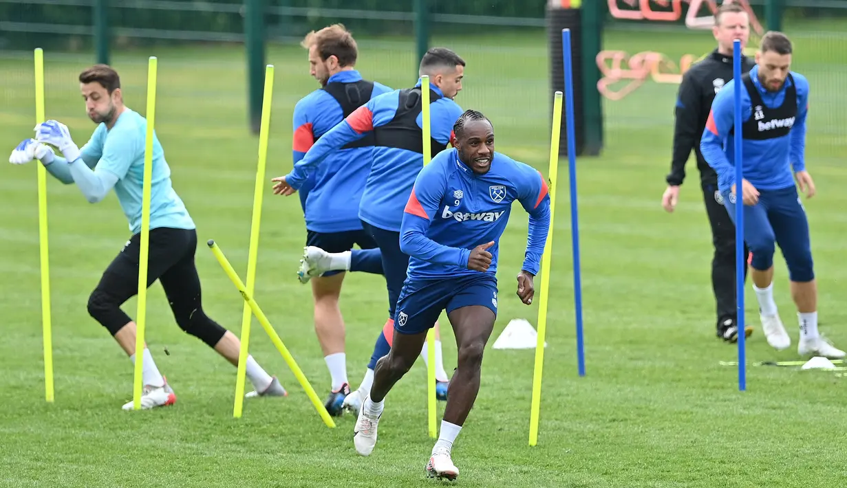 Gelandang West Ham United Michail Antonio (tengah) menghadiri sesi latihan di tempat latihan West Ham United di London timur, Rabu (13/4/2022). West Ham akan bertandang ke markas Lyon pada leg kedua perempat final Liga Europa di Stadion Groupama, Jumat 15 April dini hari WIB. (JUSTIN TALLIS/AFP)
