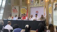 Menteri Pemuda dan Olahraga (Menpora) Dito Ariotedjo (tengah) saat mengumumkan kontingen Indonesia di Asian Games 2022 Hangzhou dengan didampingi CdM Asian Games Basuki Hadimuljono (ketiga dari kanan) dan CdM Asian Para Games Angela Tanoesoedibjo (ketiga dari kiri) di Gedung Kemenpora, Senayan, Jakarta, Jumat (1/9/2023). (Liputan6.com/Melinda Indrasari)