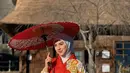 Irish Bella kenakan kimono orange yang terlihat fresh dipadu dengan hijab lilit berwarna putih [@_irishbella_]