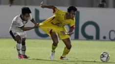 Gelandang Madura United, Andik Vermansah menarik baju bek Bhayangkara FC, Nurhidayat, pada laga Liga 1 2019 di Stadion Madya, Jakarta, Senin (5/8). (Bola.com/M iqbal Ichsan)